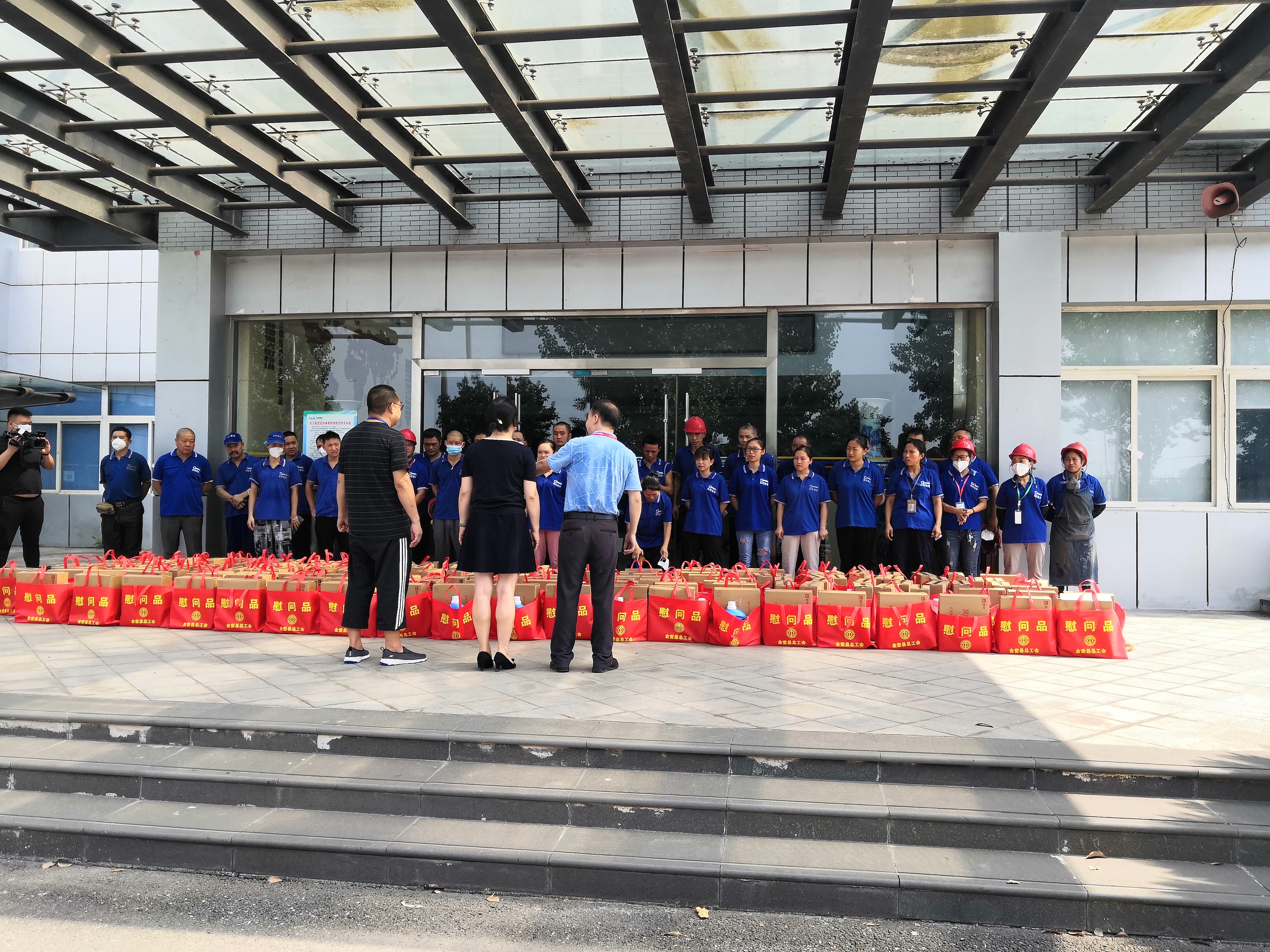 夏日送清涼，溫情暖人心